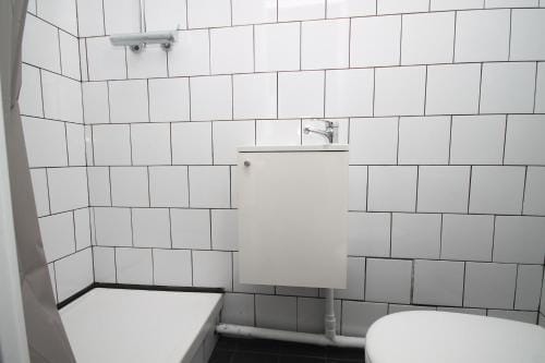 04 - Chambre avec lit double proche Paris et transports WIFI Hotel in Saint-Denis, France
