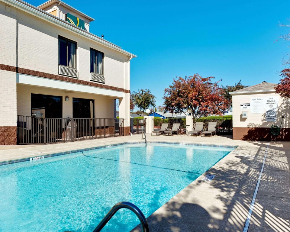 Swimming pool [outdoor]