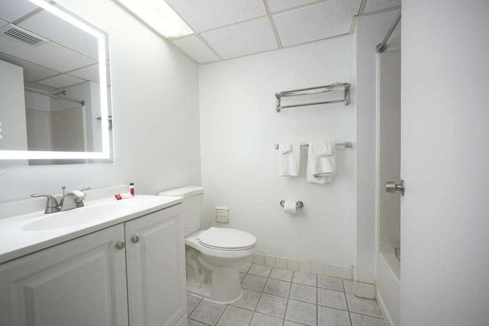 Greenwoods Inn & Suites Hotel in Jersey Shore