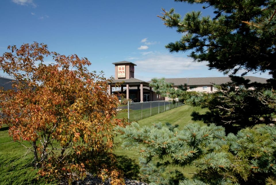 R&R Inn & Suites Motel in Camrose
