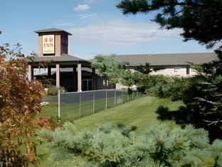 R&R Inn & Suites Motel in Camrose