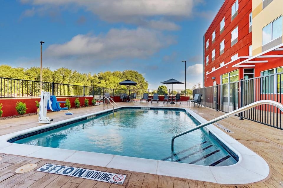 Fairfield Inn & Suites by Marriott Dallas Love Field Hotel in Irving