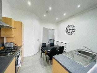 Luxury 3 Bedroom Entire Flat, Self Check Inout Hotel in Scotland