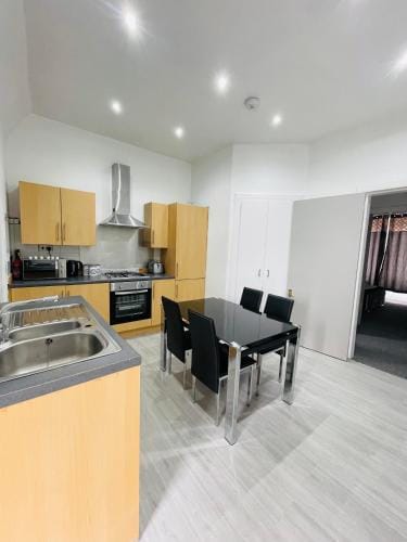 Luxury 3 Bedroom Entire Flat, Self Check Inout Hotel in Scotland