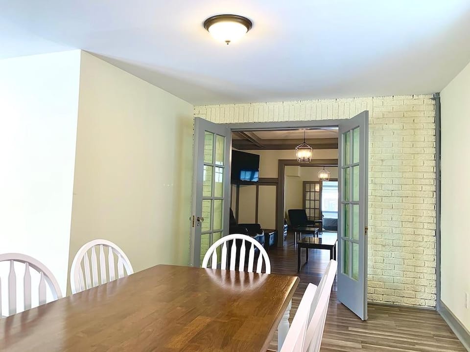 The Aquarium Chateau - With Private Yard & Parking, Near Falls, Casino by Niagara Hospitality Hotel in Niagara Falls