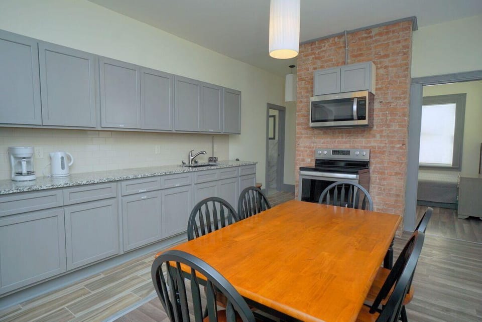 The Iron Scow - With Private Yard & Parking, Near Falls & Casino by Niagara Hospitality Hotel in Niagara Falls
