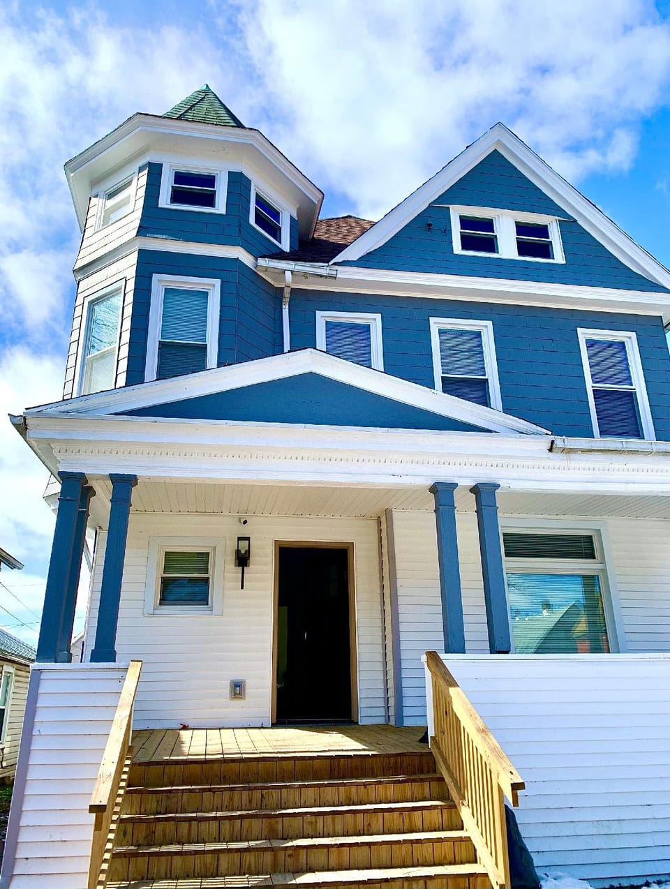 The Iron Scow - With Private Yard & Parking, Near Falls & Casino by Niagara Hospitality Hotel in Niagara Falls
