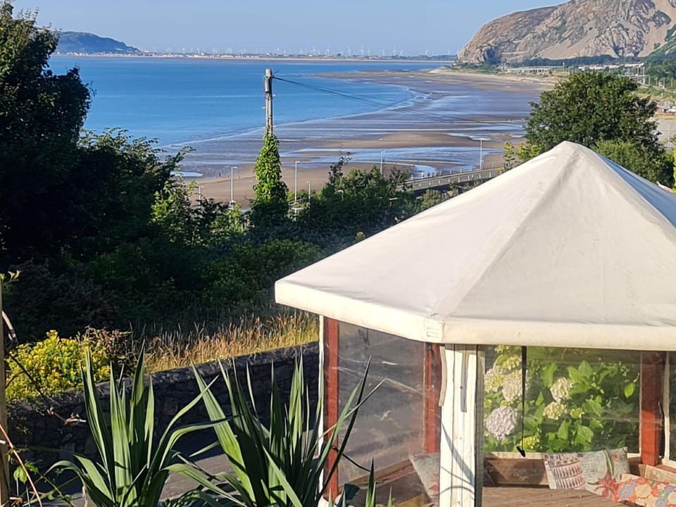 Stunning Sea View, Immaculate 4-bed Family House Hotel in Wales