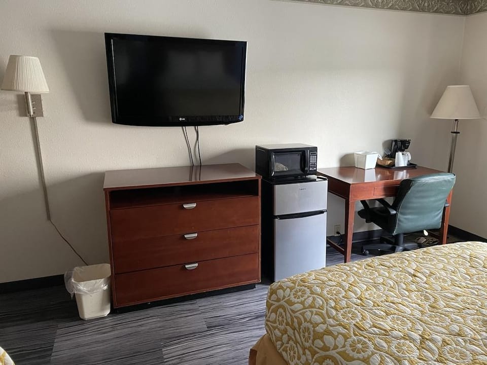 The Royal Inn & Suites Hotel in Springfield Township