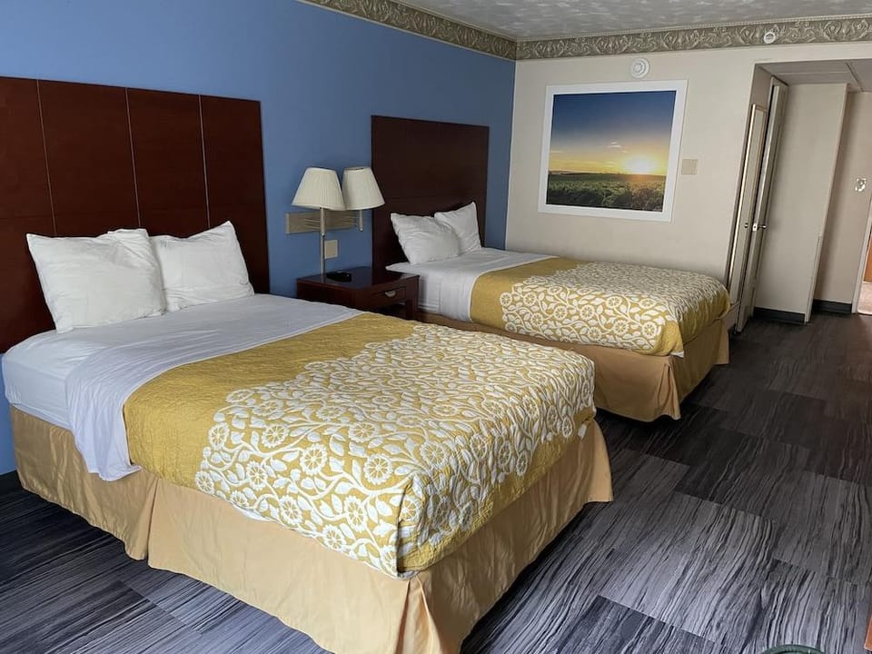 The Royal Inn & Suites Hotel in Springfield Township