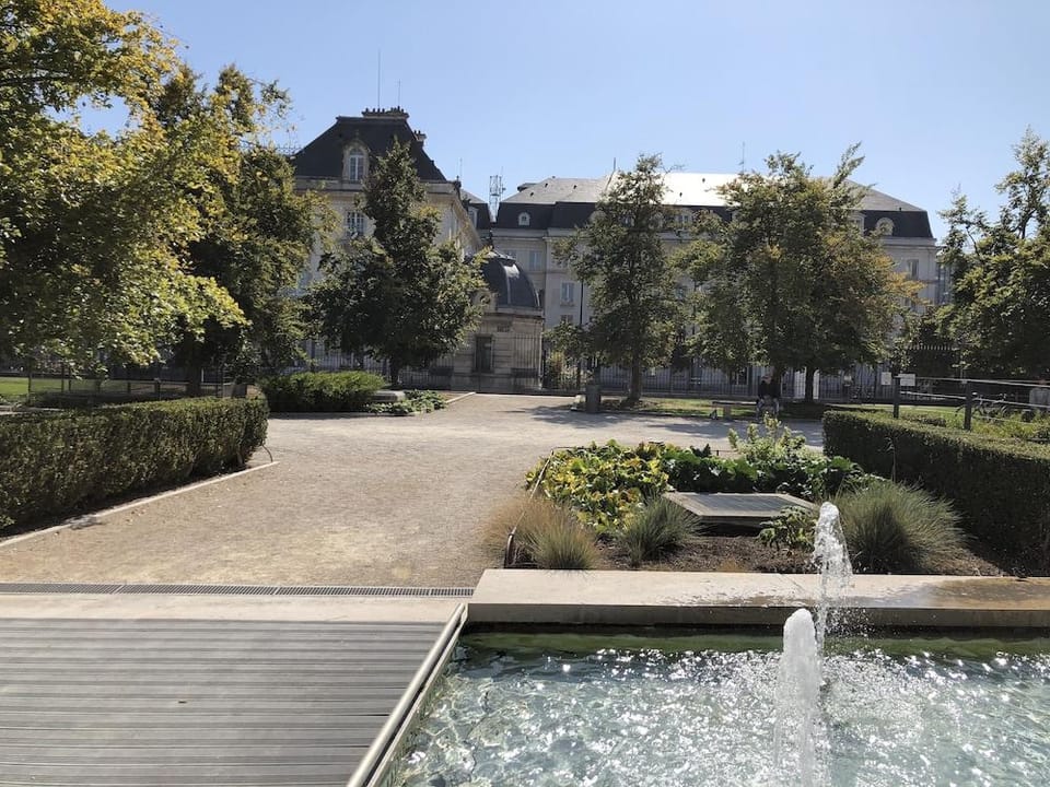 Charmant Zola Hotel in Troyes