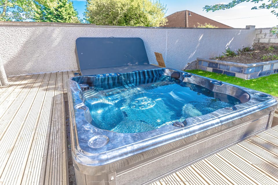 Lovely 1-bed Cottage in Kelty With Hot Tub Hotel in Scotland