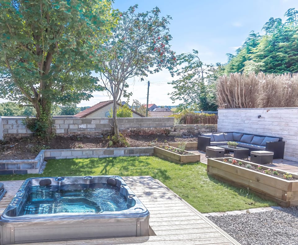 Lovely 1-bed Cottage in Kelty With Hot Tub Hotel in Scotland