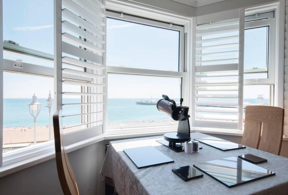 Direct Sea Views, Seafront Location & Free Parking Hotel in Brighton