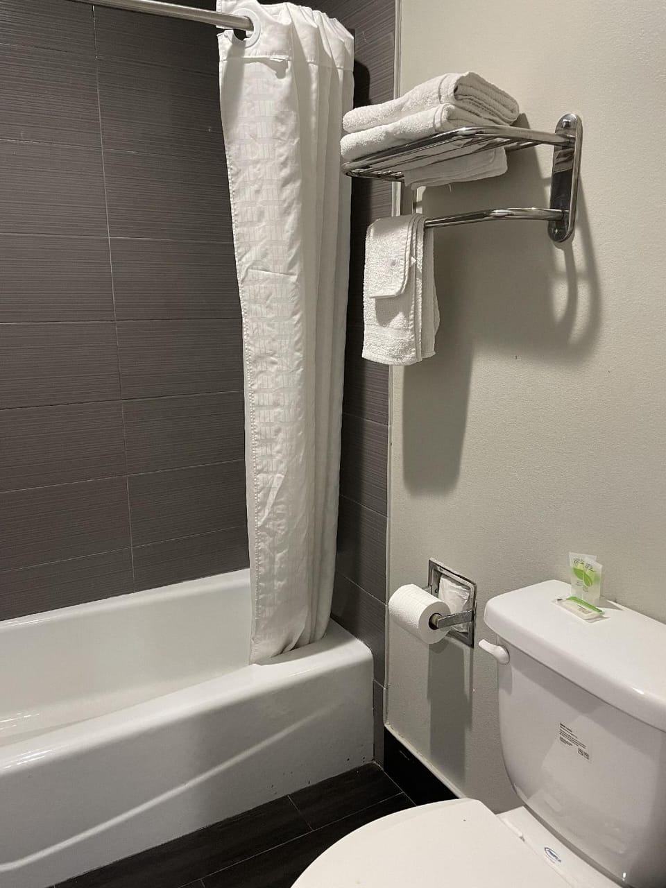 Villa Inn & Suites Hotel in Hawthorne