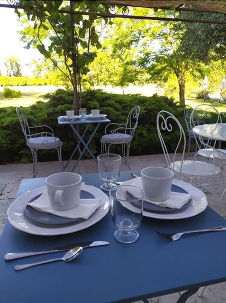 Mas Des Cerisiers Hotel in Le Pontet