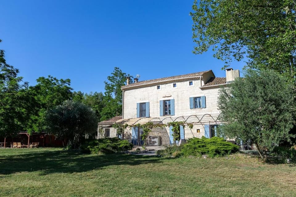 Mas Des Cerisiers Hotel in Le Pontet