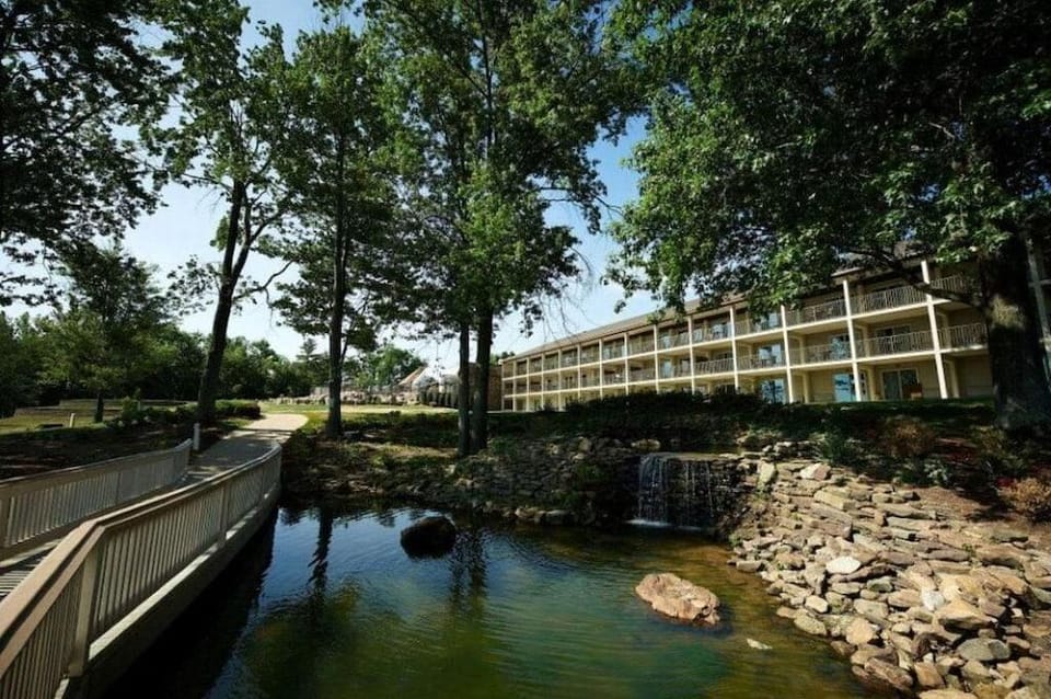 Fourwinds Lakeside Inn & Marina Hotel in Indiana