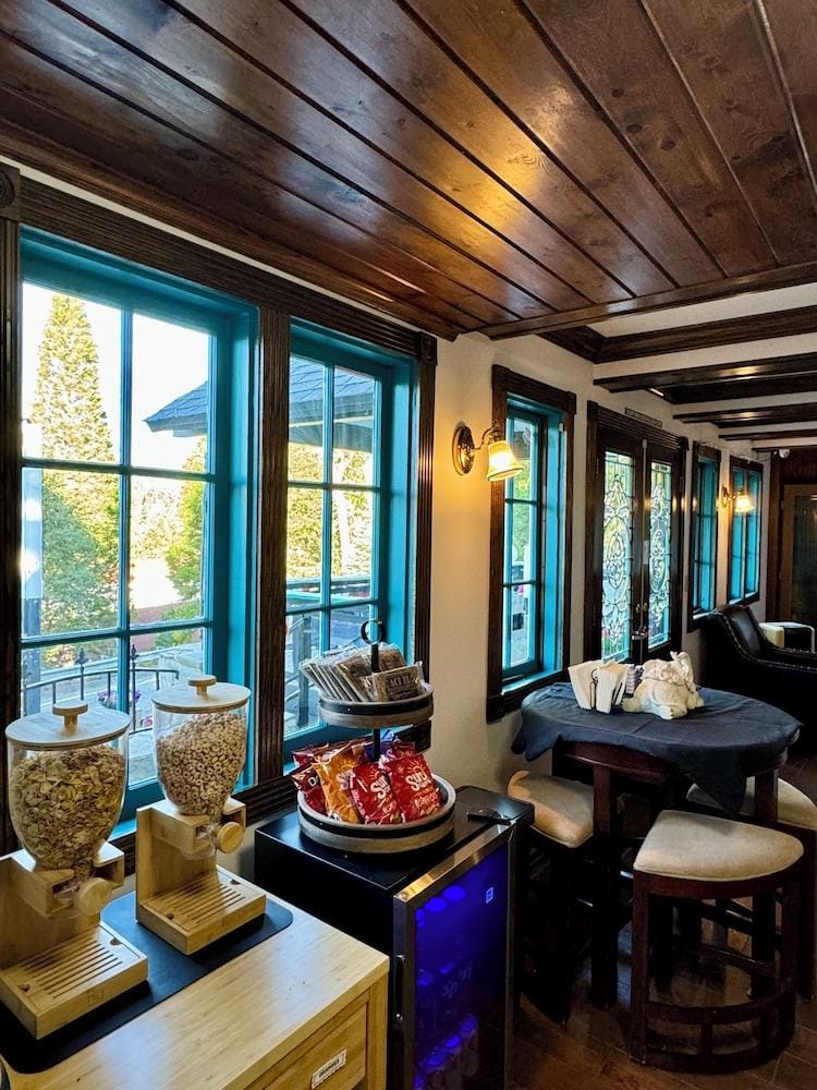 Arrowhead Lake Inn Hotel in Lake Arrowhead