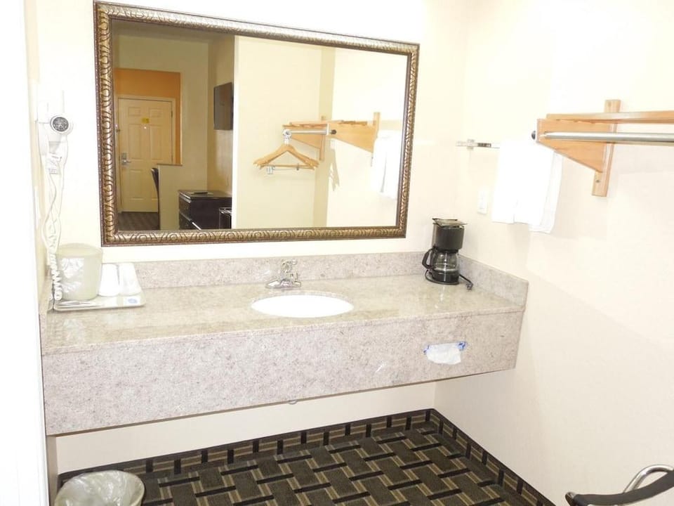 Homegate Inn and Suites Hotel in Marion