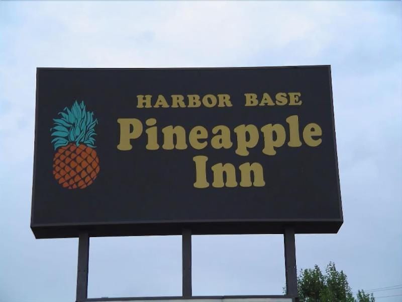 Harbor Base Pineapple Inn Hotel in Newport