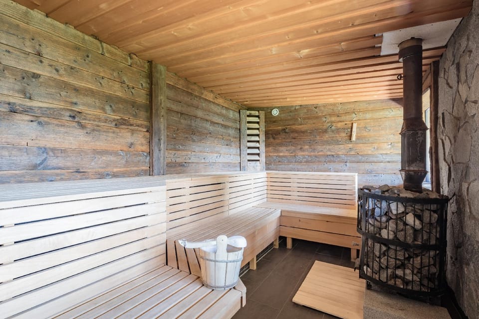 Rinderberg Swiss Alpine Lodge Hotel in Saanen