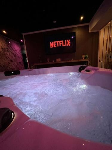 Why Not Jacuzzi Hotel in Arles