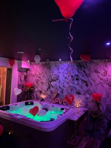 Why Not Jacuzzi Hotel in Arles