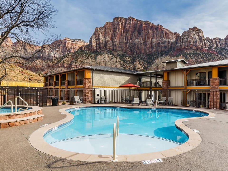 Swimming pool [outdoor]