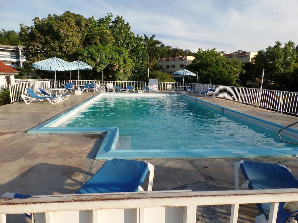 Sea Shell Beach Studio Hotel in Montego Bay