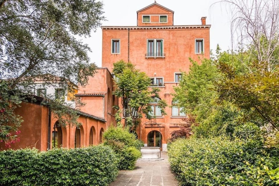 Carmini Canal View and Balcony with Lift Hotel in Lido di Venezia