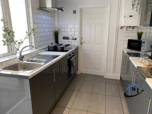 Acaster House, x4 rooms with en-suites x1 room private bathroom, street parking, close to train stat Hotel in Kettering