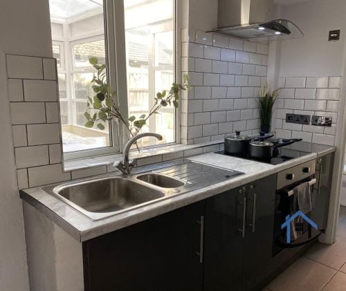 Acaster House, x4 rooms with en-suites x1 room private bathroom, street parking, close to train stat Hotel in Kettering