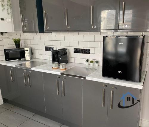 Acaster House, x4 rooms with en-suites x1 room private bathroom, street parking, close to train stat Hotel in Kettering