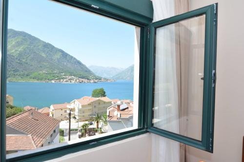 ROOMS & APARTMENTS DOBROTSKI DVORI Hotel in Dobrota
