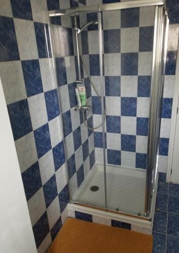 Chambre a 10 minutes du circuit des 24H du MANS et a 5 minutes sortie Autoroute A11 Hotel in Centre-Val de Loire