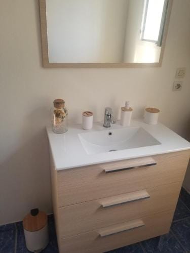 Chambre a 10 minutes du circuit des 24H du MANS et a 5 minutes sortie Autoroute A11 Hotel in Centre-Val de Loire
