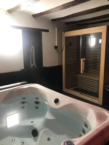 Casa Wellness Floreffe jacuzzi Hotel in Wallonia, Belgium