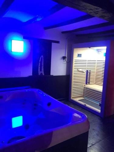Casa Wellness Floreffe jacuzzi Hotel in Wallonia, Belgium