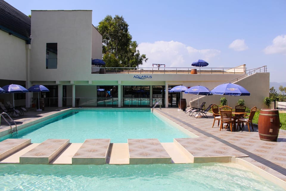Swimming pool [outdoor]
