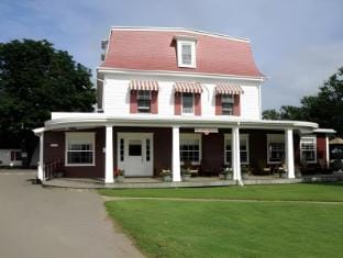 Shaw's Hotel & Cottages Inn in Prince Edward County