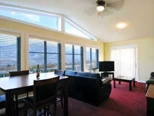 Shiraz Villa Lodge in Osoyoos