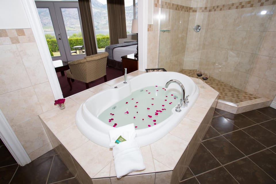 Shiraz Villa Lodge in Osoyoos