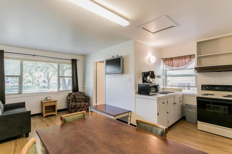 Skylark Shores Resort Hotel in Lakeport
