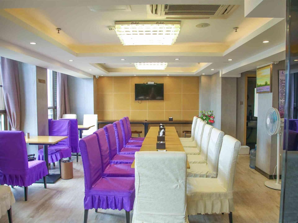 Lavande Hotel Kunming South Railway Station Hotel in China