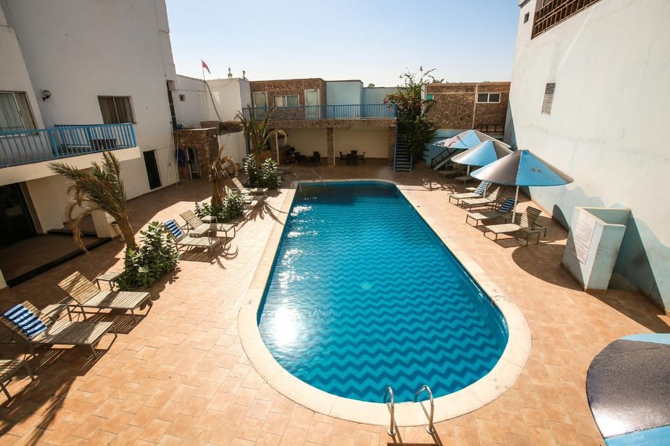 Swimming pool [outdoor]