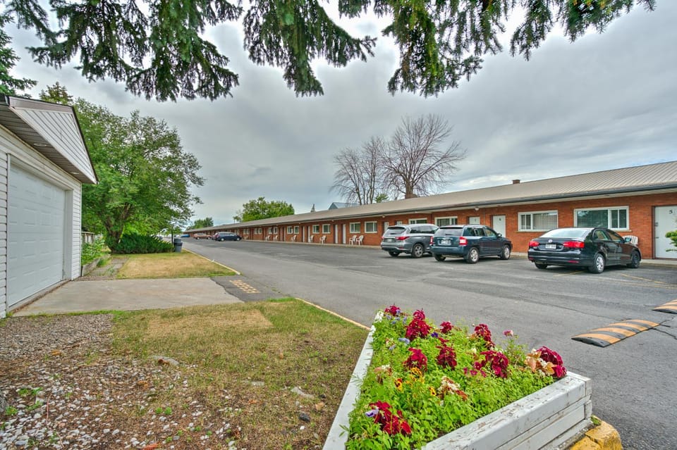 Motel R-100 Motel in Longueuil