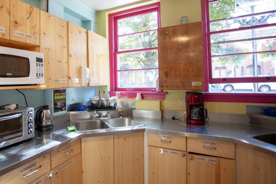 Ocean Island Inn Hostel in Victoria