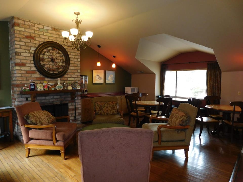 Pacific Gardens Inn Hotel in Pacific Grove