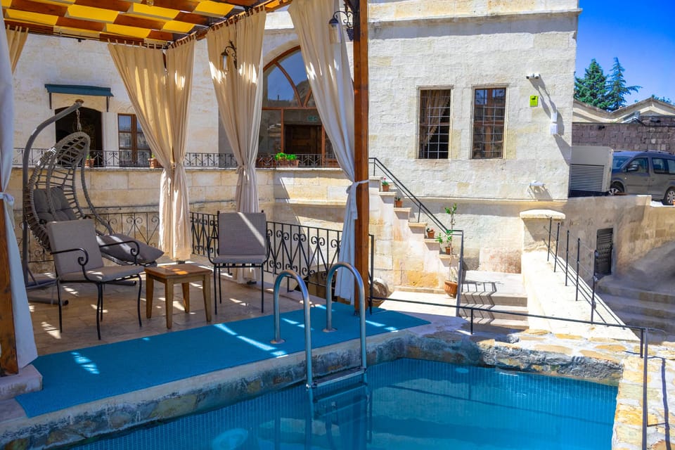 Swimming pool [outdoor]